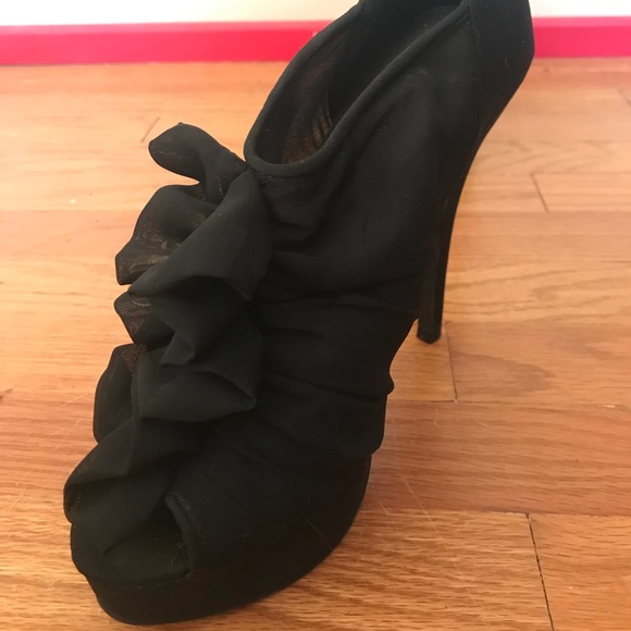 BLACK RUFFLE HEELS - Picture 3 of 5